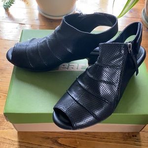 Earth - Black Peep Toe small heel